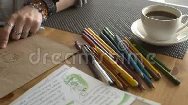 女艺术家用铅笔为一本儿童书画插图。